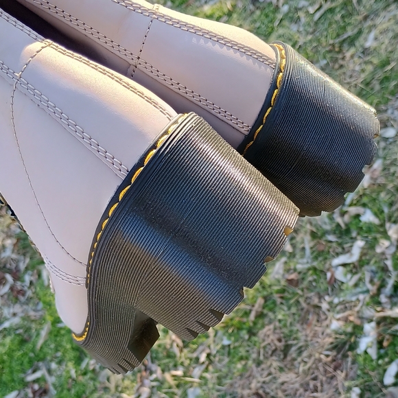 💣 Ah-MaZiNG 💣 Dr. Martens, NWOT, Sz. 9, "Leona" lace-up leather boots, Docs - Picture 16 of 16